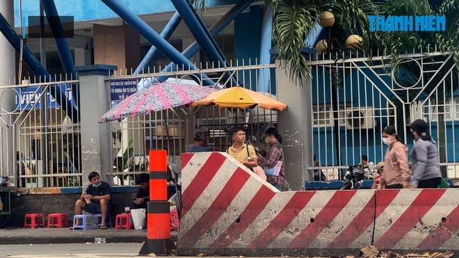 ‘Dẹp’ lấn chiếm vỉa hè quanh bệnh viện Từ Dũ: Biên bản chưa ráo mực đã bị phạt tiếp- Ảnh 7. ‘Dẹp’ lấn chiếm vỉa hè quanh bệnh viện Từ Dũ: Biên bản chưa ráo mực đã bị phạt tiếp- Ảnh 7.