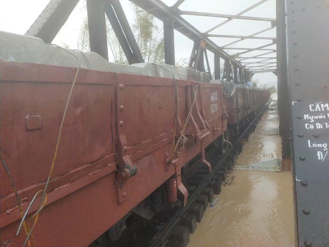 Lũ thượng nguồn Gia Lai về mạnh, đường sắt điều 2 tàu hàng giữ 2 cầu - Ảnh 2.