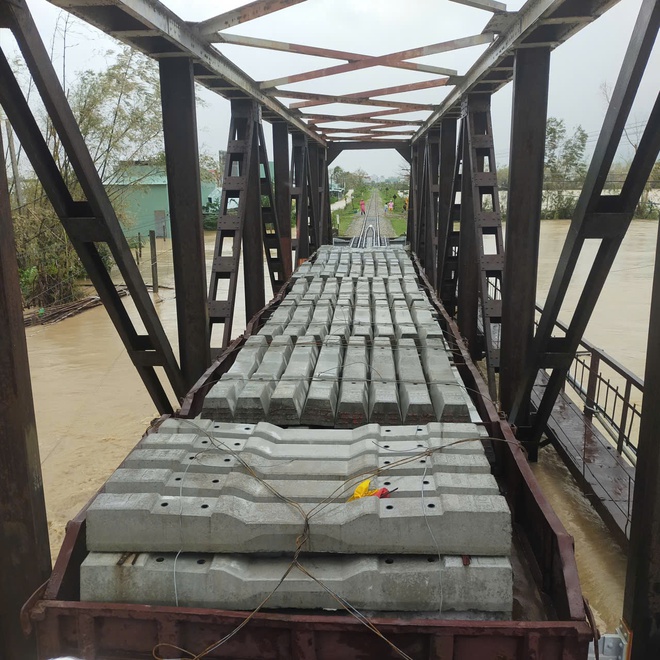 Lũ thượng nguồn Gia Lai về mạnh, đường sắt điều 2 tàu hàng giữ 2 cầu - Ảnh 3.