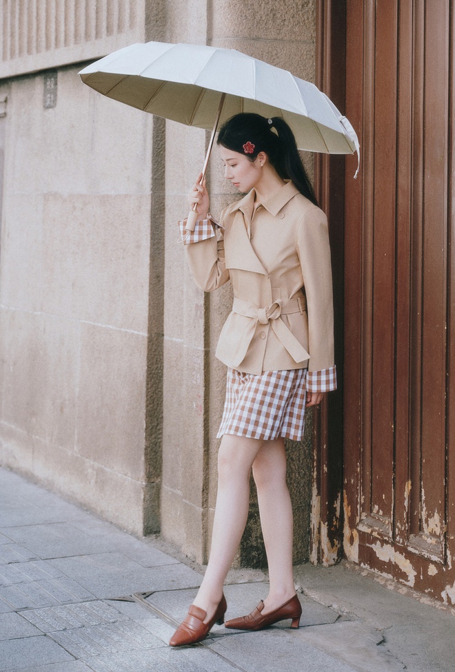 Áo trench coat ngắn, chiếc áo khoác sang trọng nhưng tiện dụng nhất mùa này - Ảnh 4.