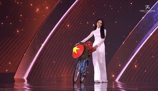 Hương Giang đem &aacute;o d&agrave;i trắng l&ecirc;n s&acirc;n khấu Miss Universe, nhận 'mưa' lời khen - Ảnh 3.