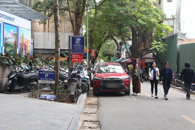 Hà Nội: Nhức nhối tình trạng chiếm dụng hè phố ở 3 phường thí điểm kiểu mẫu - Ảnh 3.