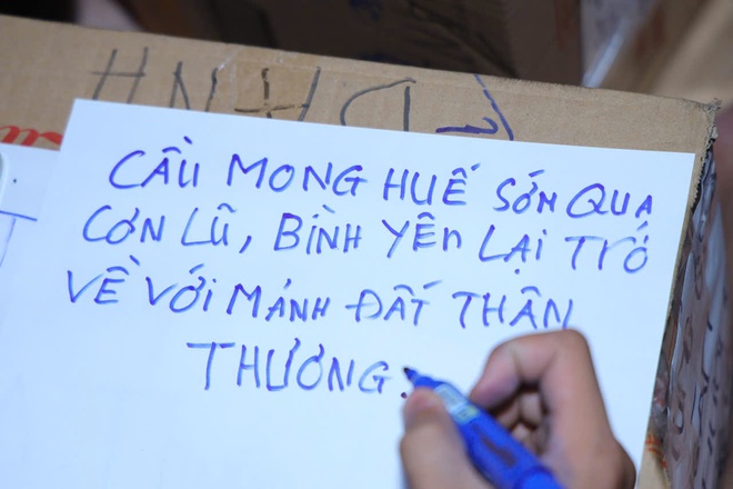 Chuyến xe trong đêm mưa từ TP.HCM ra Huế: Xúc động nghĩa tình đồng hương xa quê - Ảnh 4.