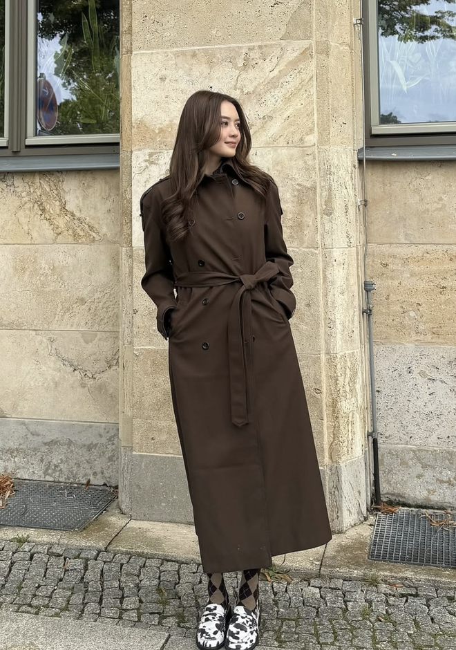 Áo khoác dáng dài giúp nàng sang chảnh trong tích tắc- Ảnh 7. Áo khoác dáng dài giúp nàng sang chảnh trong tích tắc- Ảnh 7.