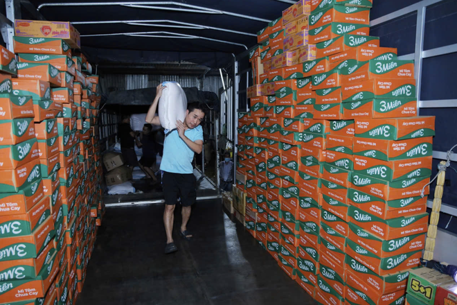 Chuyến xe trong đêm mưa từ TP.HCM ra Huế: Xúc động nghĩa tình đồng hương xa quê - Ảnh 3.