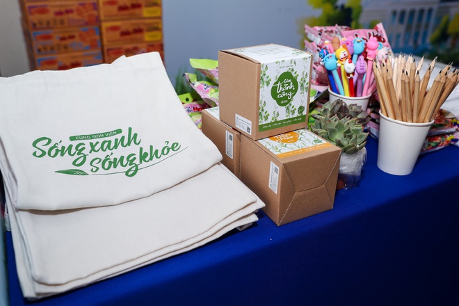 Sinh viên phân loại rác đổi quà: Sống xanh sống khỏe không khó - Ảnh 2.