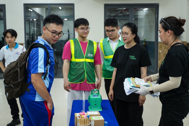 Sinh viên phân loại rác đổi quà: Sống xanh sống khỏe không khó - Ảnh 3.