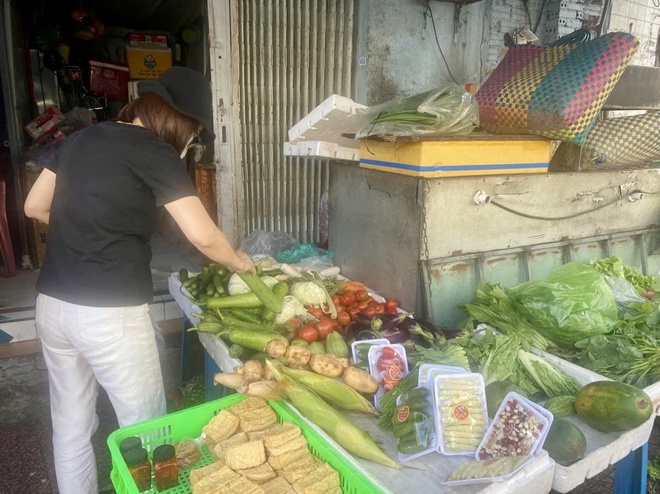 Đường Đà Lạt sạt lở nghiêm trọng, TP.HCM 'cơn sốt giá rau xanh' tăng nhiệt - Ảnh 4.