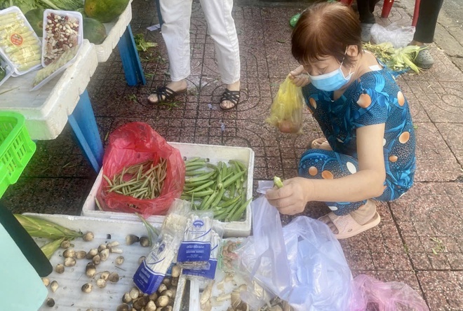 Đường Đà Lạt sạt lở nghiêm trọng, TP.HCM 'cơn sốt giá rau xanh' tăng nhiệt - Ảnh 1.