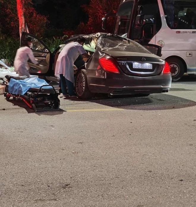 Xe sang Maybach S600 nát bét sau cú tông vào xe khách đỗ ven đường- Ảnh 4. Xe sang Maybach S600 nát bét sau cú tông vào xe khách đỗ ven đường- Ảnh 4.