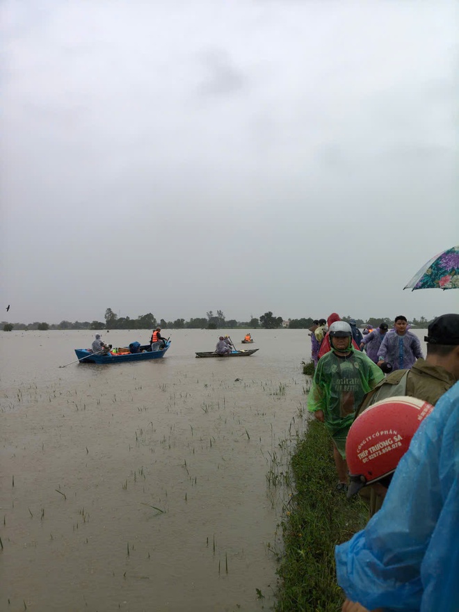 'Nước ngập tới nóc, ba mẹ đang nơi đâu': Từ TP.HCM xem livestream ngóng tin lũ quê nhà- Ảnh 4.