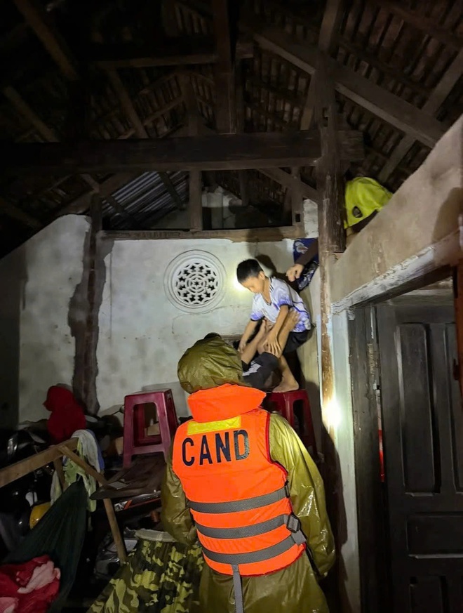 Những tiếng kêu cứu xé lòng từ vùng lũ Phú Yên cũ: Người già bệnh nặng, trẻ tím tái người- Ảnh 5. Những tiếng kêu cứu xé lòng từ vùng lũ Phú Yên cũ: Người già bệnh nặng, trẻ tím tái người- Ảnh 5.