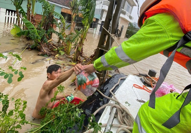 Công an giải cứu người dân Phú Yên cũ mắc kẹt trên cây, mái nhà- Ảnh 5.