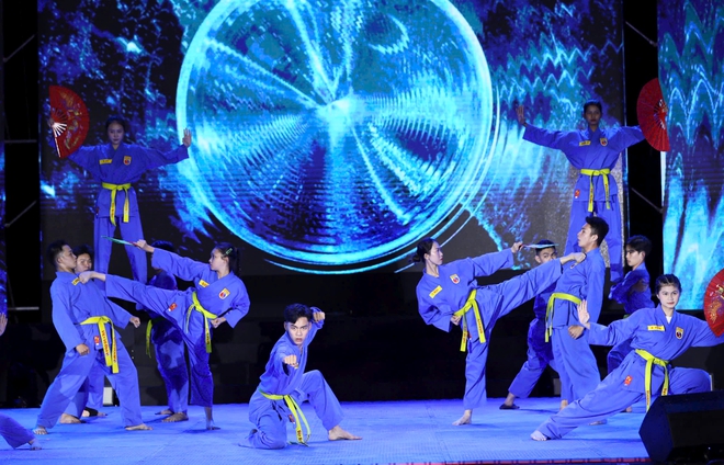 Du kh&aacute;ch nước ngo&agrave;i trầm trồ với m&agrave;n biểu diễn v&otilde; thuật m&atilde;n nh&atilde;n tại TP.HCM- Ảnh 2.