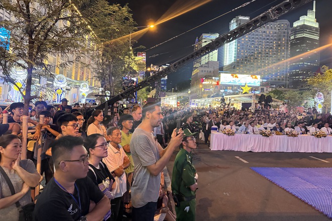 Du kh&aacute;ch nước ngo&agrave;i trầm trồ với m&agrave;n biểu diễn v&otilde; thuật m&atilde;n nh&atilde;n tại TP.HCM- Ảnh 4.