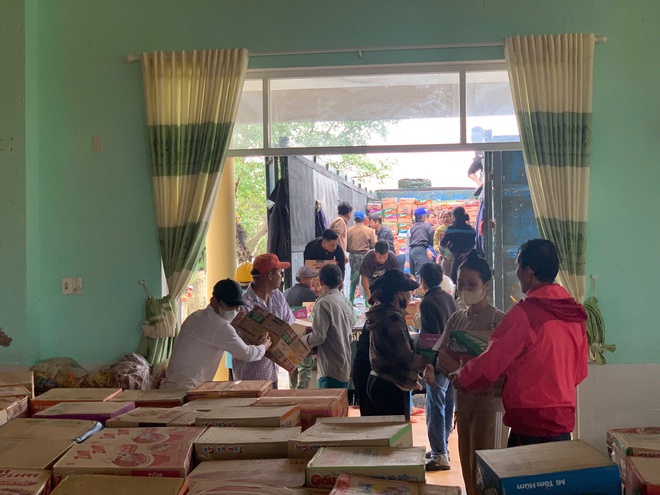 Sau 4 trận lũ trong 1 tháng, người Huế gom quà cứu trợ  Đắk Lắk- Ảnh 3.