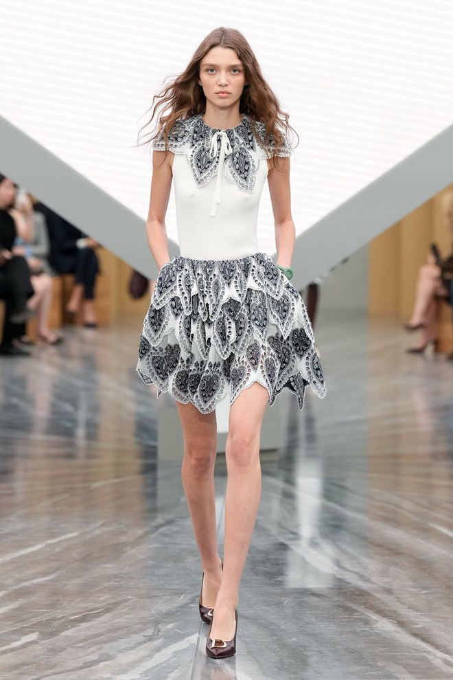 Những mẫu váy áo giúp các nàng bánh bèo chiếm trọn spotlight- Ảnh 2. Những mẫu váy áo giúp các nàng bánh bèo chiếm trọn spotlight- Ảnh 2.