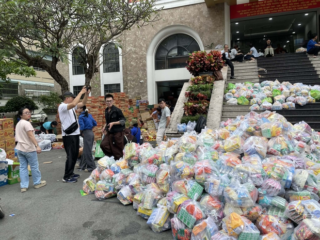 Mua phao ở Đồng Tháp, chạy lên TP.HCM gửi cứu trợ cho bà con vùng lũ - Ảnh 10.