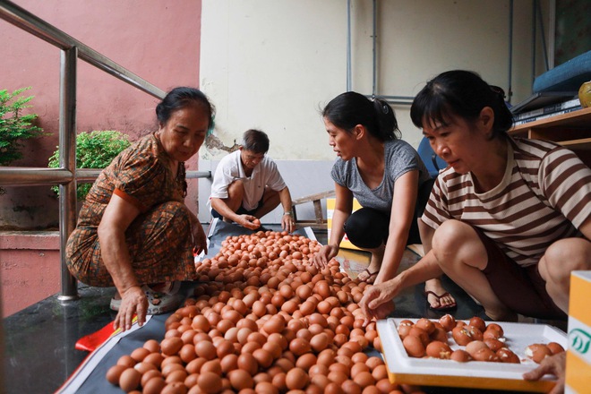 Tấm lòng người TP.HCM giúp vùng lũ: 'Nửa đêm đi gõ cửa các cửa hàng bán nếp'- Ảnh 11. Tấm lòng người TP.HCM giúp vùng lũ: 'Nửa đêm đi gõ cửa các cửa hàng bán nếp'- Ảnh 11.