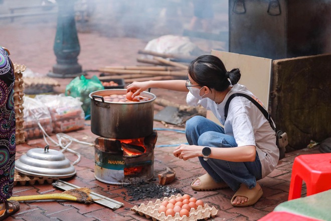 Tấm lòng người TP.HCM giúp vùng lũ: 'Nửa đêm đi gõ cửa các cửa hàng bán nếp'- Ảnh 12. Tấm lòng người TP.HCM giúp vùng lũ: 'Nửa đêm đi gõ cửa các cửa hàng bán nếp'- Ảnh 12.