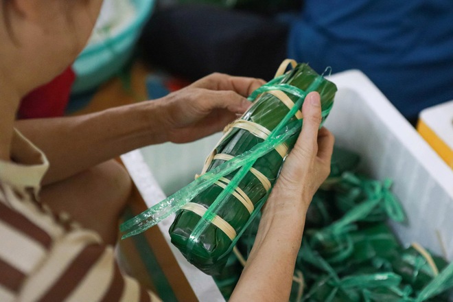 Tấm lòng người TP.HCM giúp vùng lũ: 'Nửa đêm đi gõ cửa các cửa hàng bán nếp'- Ảnh 7. Tấm lòng người TP.HCM giúp vùng lũ: 'Nửa đêm đi gõ cửa các cửa hàng bán nếp'- Ảnh 7.