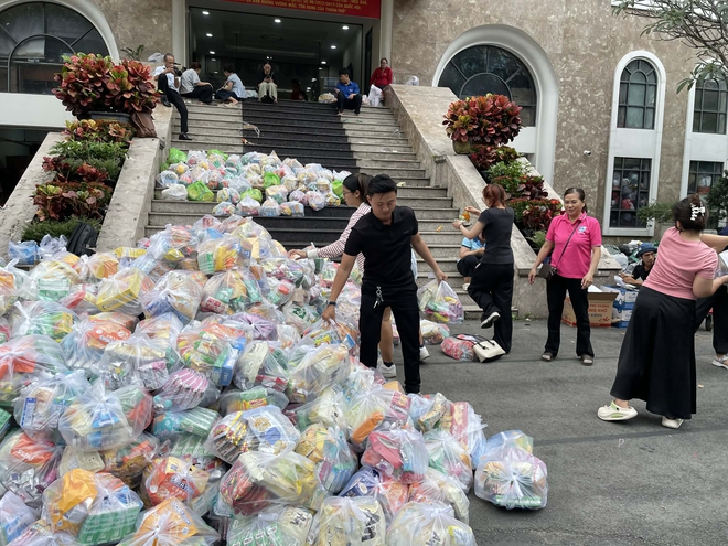 Mua phao ở Đồng Tháp, chạy lên TP.HCM gửi cứu trợ cho bà con vùng lũ - Ảnh 12.