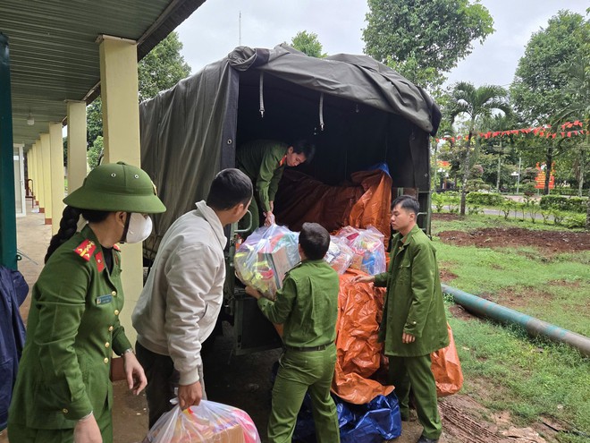 Dùng drone cứu người mắc kẹt giữa dòng lũ dữ ở Cư Jút, Lâm Đồng- Ảnh 3. Dùng drone cứu người mắc kẹt giữa dòng lũ dữ ở Cư Jút, Lâm Đồng- Ảnh 3.