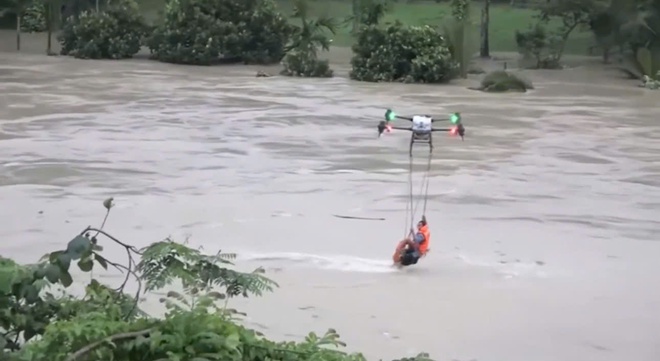 Dùng drone cứu người mắc kẹt giữa dòng lũ dữ ở Cư Jút, Lâm Đồng- Ảnh 1. Dùng drone cứu người mắc kẹt giữa dòng lũ dữ ở Cư Jút, Lâm Đồng- Ảnh 1.
