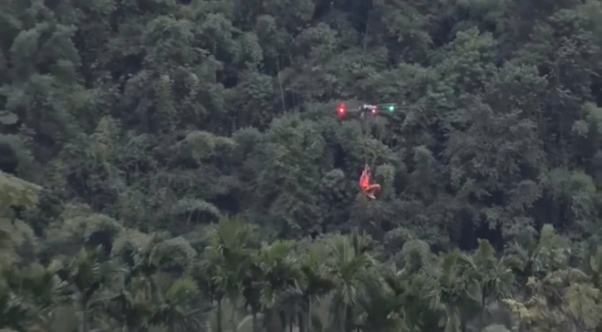 Dùng drone cứu người mắc kẹt giữa dòng lũ dữ ở Cư Jút, Lâm Đồng- Ảnh 2. Dùng drone cứu người mắc kẹt giữa dòng lũ dữ ở Cư Jút, Lâm Đồng- Ảnh 2.