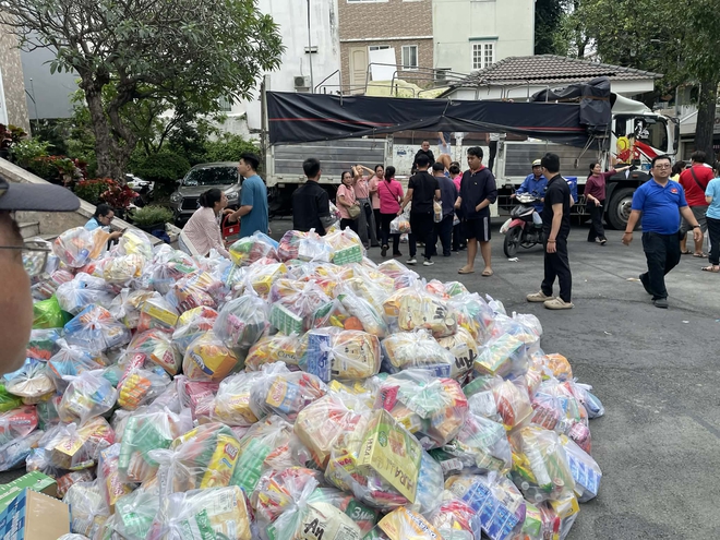 Mua phao ở Đồng Tháp, chạy lên TP.HCM gửi cứu trợ cho bà con vùng lũ - Ảnh 13.