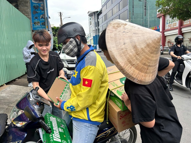 Mua phao ở Đồng Tháp, chạy lên TP.HCM gửi cứu trợ cho bà con vùng lũ - Ảnh 4.