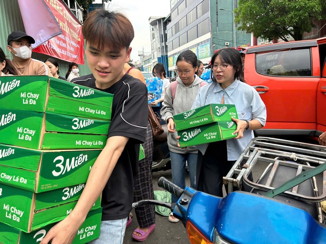 Mua phao ở Đồng Tháp, chạy lên TP.HCM gửi cứu trợ cho bà con vùng lũ - Ảnh 5.