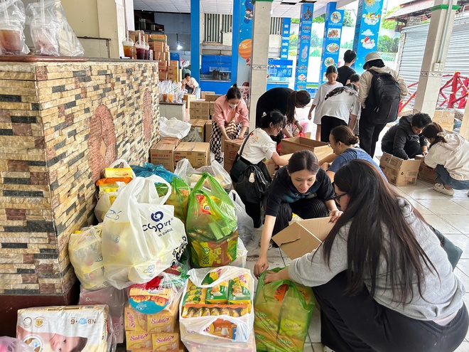 Mua phao ở Đồng Tháp, chạy lên TP.HCM gửi cứu trợ cho bà con vùng lũ - Ảnh 6.
