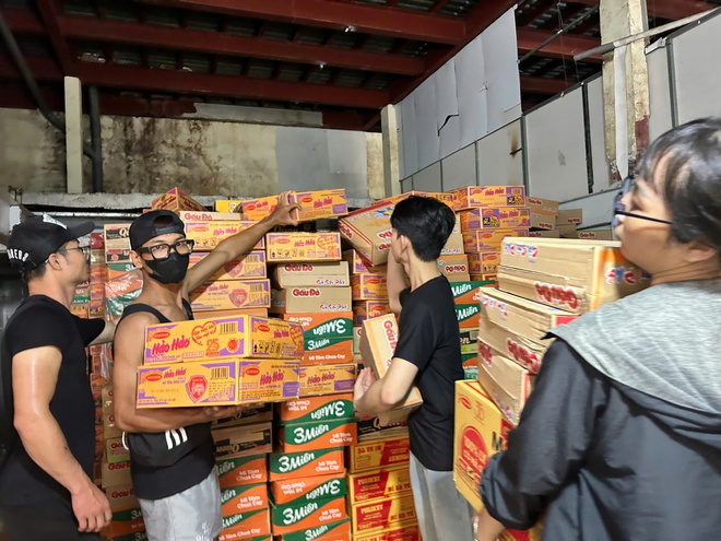 Mua phao ở Đồng Tháp, chạy lên TP.HCM gửi cứu trợ cho bà con vùng lũ - Ảnh 7.