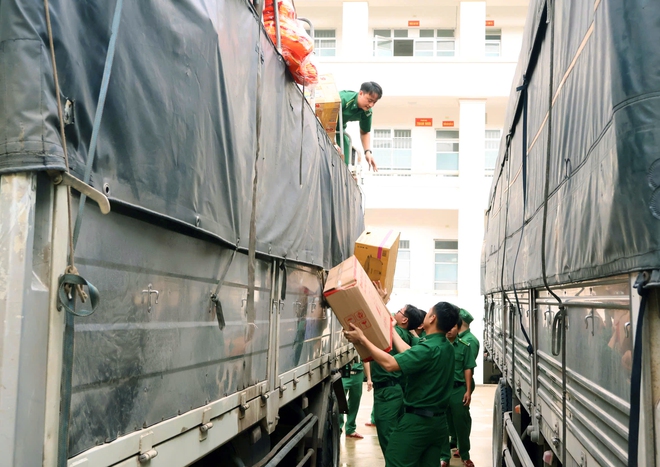 Thanh niên xung phong TP.HCM lên đường trong đêm, tiếp sức Khánh Hòa vượt lũ lịch sử- Ảnh 5. Thanh niên xung phong TP.HCM lên đường trong đêm, tiếp sức Khánh Hòa vượt lũ lịch sử- Ảnh 5.