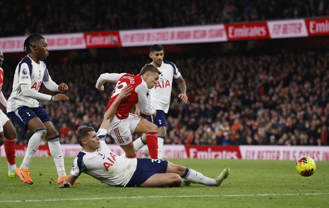 Arsenal &aacute;p đảo ho&agrave;n to&agrave;n, thắng đậm Tottenham: Liverpool bị &lsquo;h&iacute;t kh&oacute;i&rsquo; trong cuộc đua v&ocirc; địch- Ảnh 2.