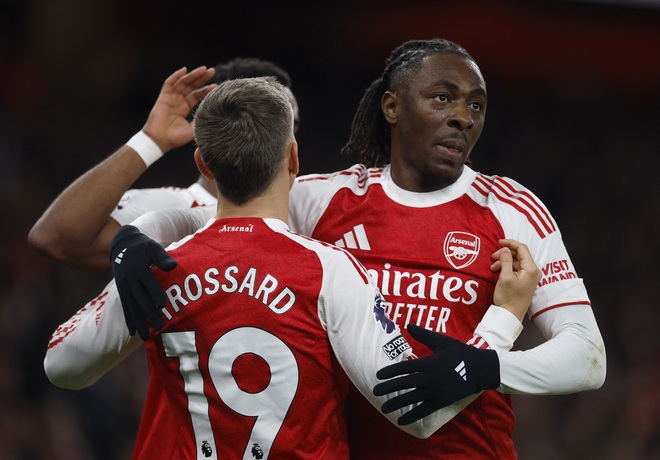 Arsenal &aacute;p đảo ho&agrave;n to&agrave;n, thắng đậm Tottenham: Liverpool bị &lsquo;h&iacute;t kh&oacute;i&rsquo; trong cuộc đua v&ocirc; địch- Ảnh 1.