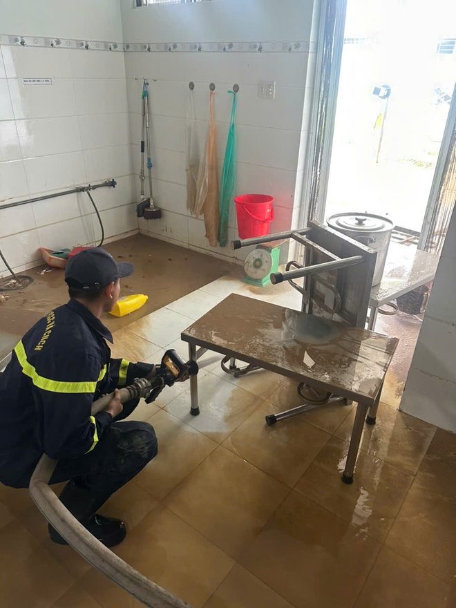 C&ocirc;ng an Kh&aacute;nh H&ograve;a về v&ugrave;ng lũ dọn vệ sinh sau ngập lụt lịch sử- Ảnh 8.