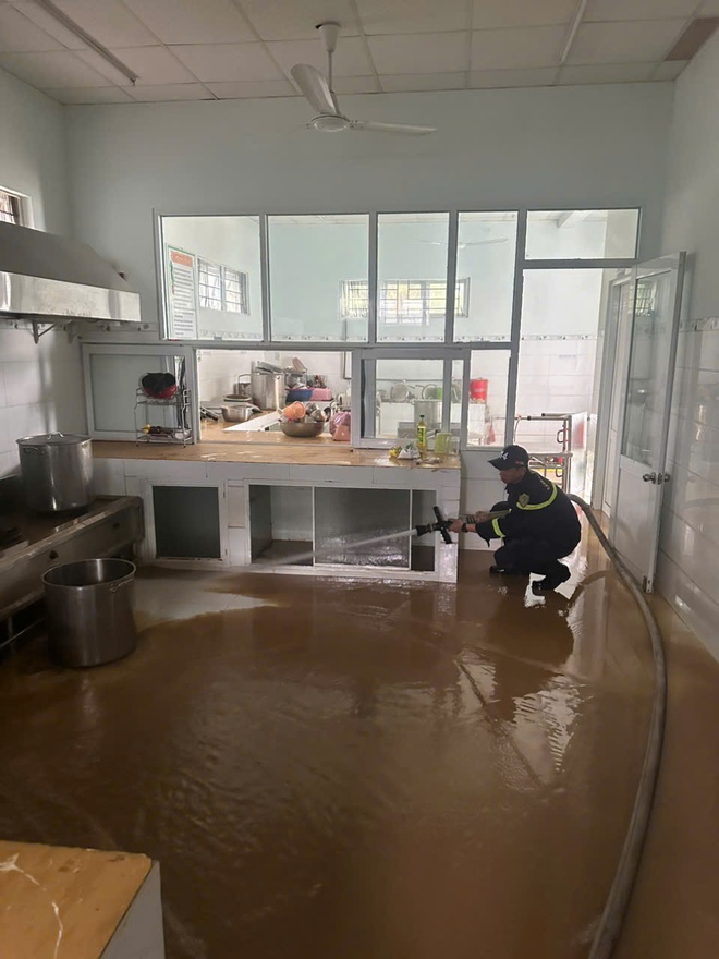 C&ocirc;ng an Kh&aacute;nh H&ograve;a về v&ugrave;ng lũ dọn vệ sinh sau ngập lụt lịch sử- Ảnh 7.