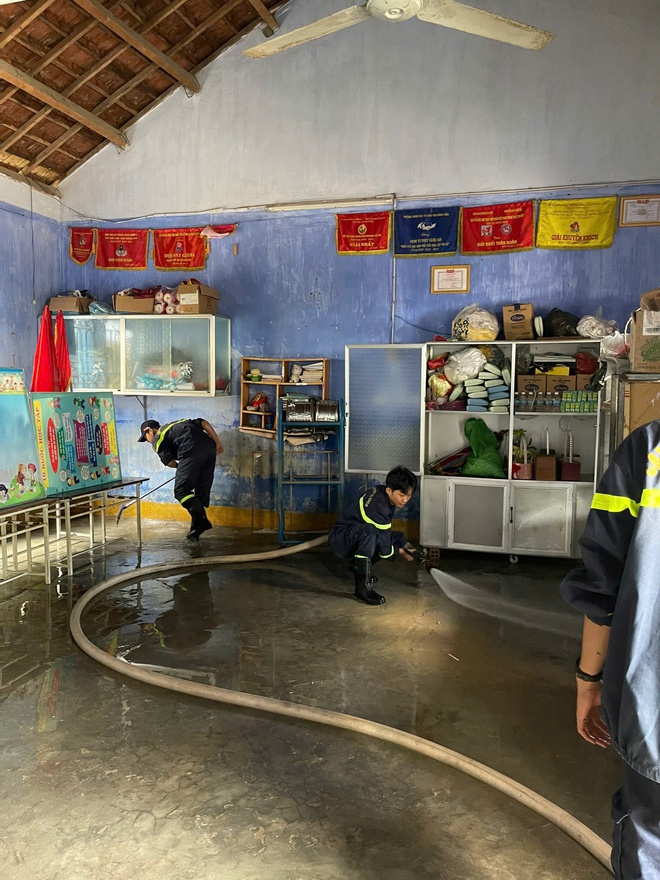 C&ocirc;ng an Kh&aacute;nh H&ograve;a về v&ugrave;ng lũ dọn vệ sinh sau ngập lụt lịch sử- Ảnh 3.