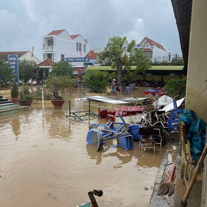 C&ocirc;ng an Kh&aacute;nh H&ograve;a về v&ugrave;ng lũ dọn vệ sinh sau ngập lụt lịch sử- Ảnh 5.