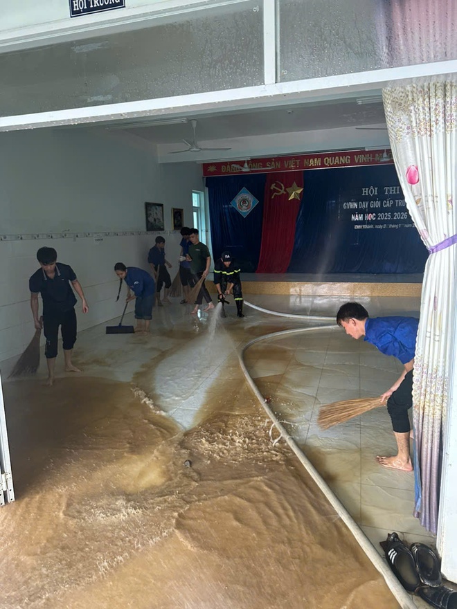 C&ocirc;ng an Kh&aacute;nh H&ograve;a về v&ugrave;ng lũ dọn vệ sinh sau ngập lụt lịch sử- Ảnh 4.