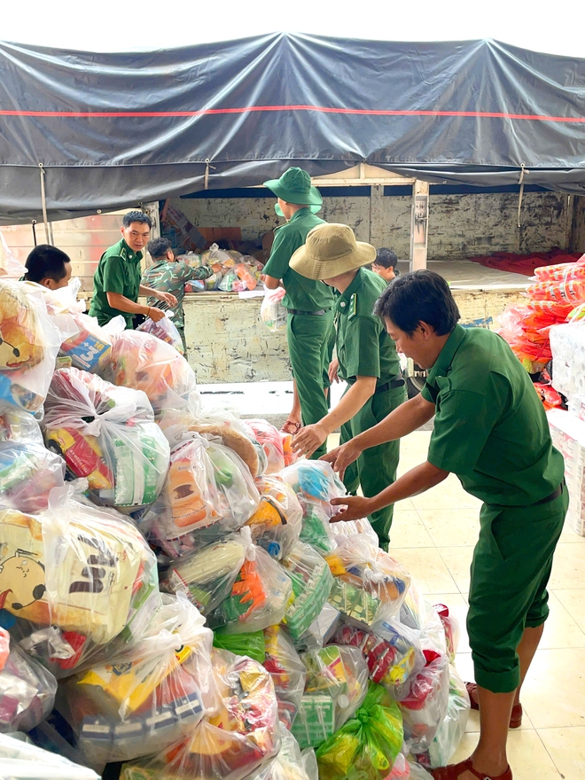 Thanh niên xung phong TP.HCM lên đường trong đêm, tiếp sức Khánh Hòa vượt lũ lịch sử- Ảnh 4. Thanh niên xung phong TP.HCM lên đường trong đêm, tiếp sức Khánh Hòa vượt lũ lịch sử- Ảnh 4.