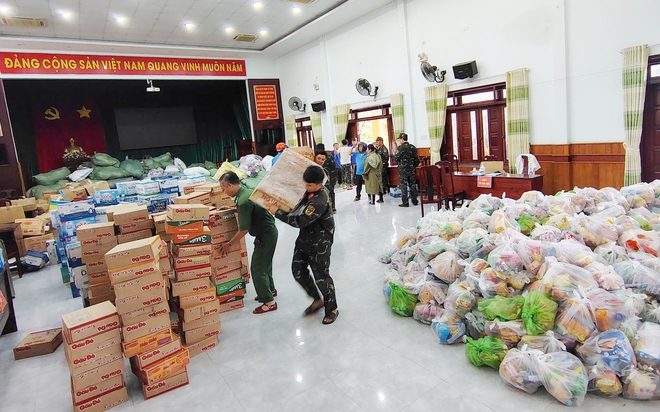 Thanh niên xung phong TP.HCM lên đường trong đêm, tiếp sức Khánh Hòa vượt lũ lịch sử- Ảnh 3. Thanh niên xung phong TP.HCM lên đường trong đêm, tiếp sức Khánh Hòa vượt lũ lịch sử- Ảnh 3.