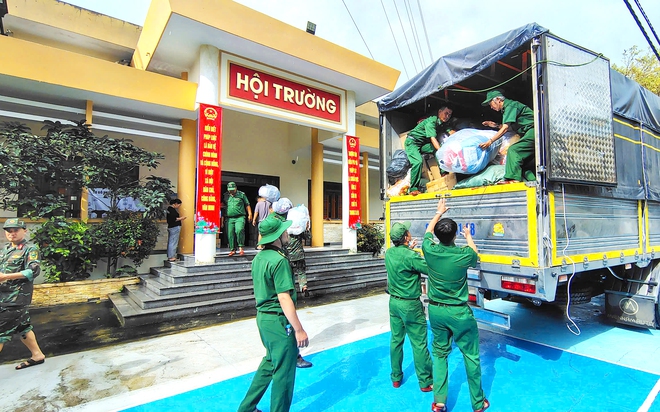 Thanh niên xung phong TP.HCM lên đường trong đêm, tiếp sức Khánh Hòa vượt lũ lịch sử- Ảnh 2. Thanh niên xung phong TP.HCM lên đường trong đêm, tiếp sức Khánh Hòa vượt lũ lịch sử- Ảnh 2.