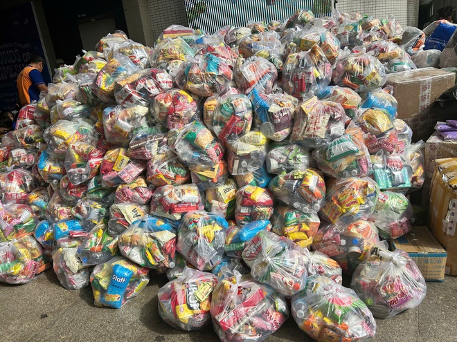 Con gái kêu cứu trợ lũ, mẹ tất tả gõ cửa cả xóm xin quần áo cũ- Ảnh 10.