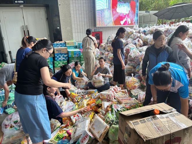 Con gái kêu cứu trợ lũ, mẹ tất tả gõ cửa cả xóm xin quần áo cũ- Ảnh 3.