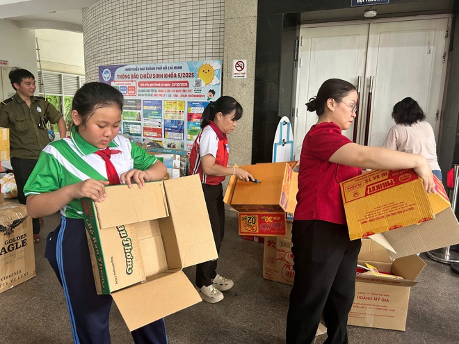 Con gái kêu cứu trợ lũ, mẹ tất tả gõ cửa cả xóm xin quần áo cũ- Ảnh 4.