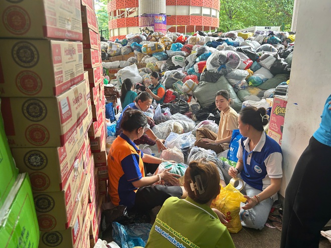 Con gái kêu cứu trợ lũ, mẹ tất tả gõ cửa cả xóm xin quần áo cũ- Ảnh 5.