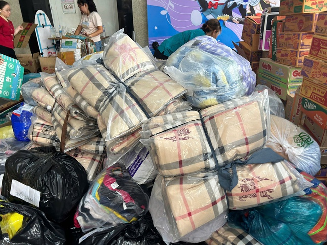 Con gái kêu cứu trợ lũ, mẹ tất tả gõ cửa cả xóm xin quần áo cũ- Ảnh 11.